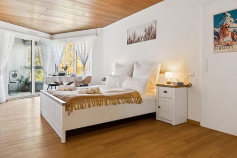 Bed, Living room, Photo of the whole room, Seating area, Bedroom