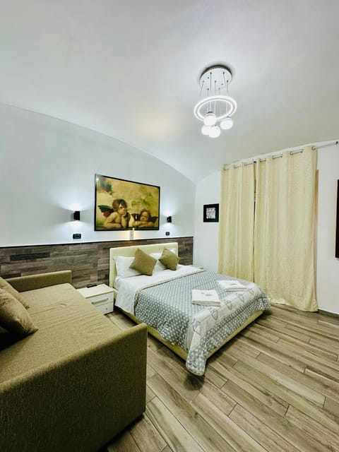 Bed, TV and multimedia, Photo of the whole room, Bedroom, towels