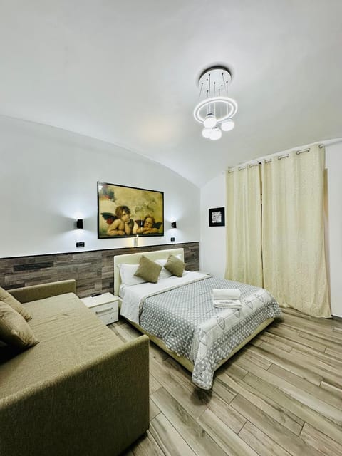 Bed, TV and multimedia, Photo of the whole room, Seating area, Bedroom