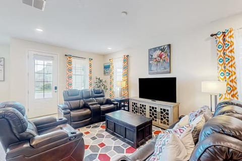 TV and multimedia, Living room, Seating area, Evening entertainment