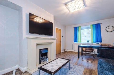 Communal lounge/ TV room, TV and multimedia, Living room, Seating area, Evening entertainment