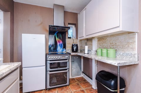 Coffee/tea facilities, Kitchen or kitchenette, oven, stove