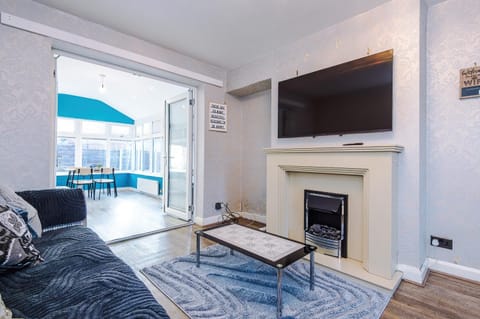 Communal lounge/ TV room, TV and multimedia, Living room, Seating area