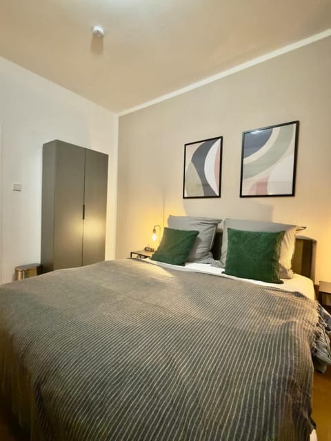 Bed, TV and multimedia, Bedroom