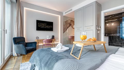 Bed, TV and multimedia, Photo of the whole room, Seating area, Bedroom, towels