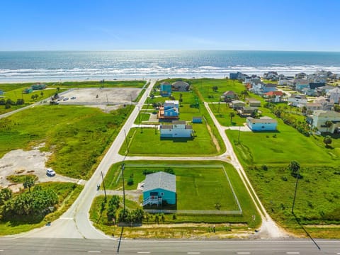Property building, Neighbourhood, Bird's eye view, Beach, Parking