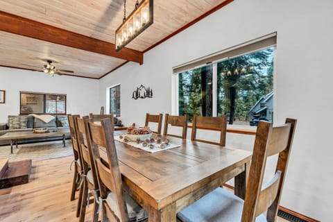 Wooded Getaway Steam Shower plus Hot Tub House in Tahoe City