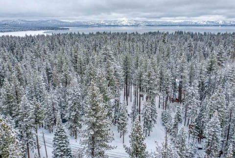 Wooded Getaway Steam Shower plus Hot Tub House in Tahoe City