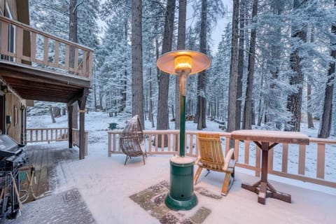 Wooded Getaway Steam Shower plus Hot Tub House in Tahoe City