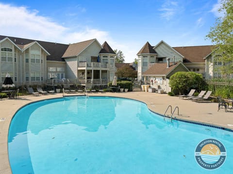 Fontana Retreat Walk to Lake Pool Golf King Suites House in Fontana-On-Geneva Lake