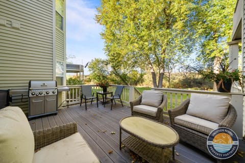 Fontana Retreat Walk to Lake Pool Golf King Suites House in Fontana-On-Geneva Lake