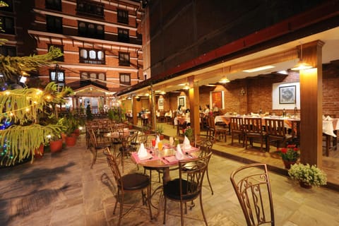 Property building, Patio, Restaurant/places to eat, Facade/entrance, Night