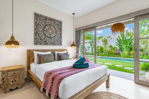Bed, Bedroom, Garden view