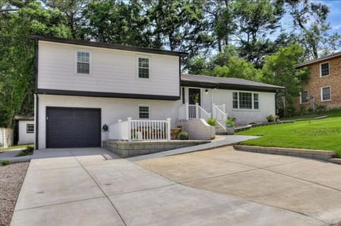 Chic Designer Getaway - Private Cul-de-Sac, Veteran-Owned House in Augusta