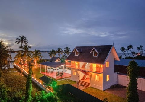 Property building, Natural landscape, Garden, Garden view, Lake view