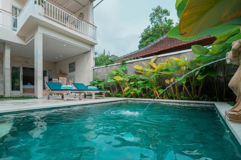 Property building, Patio, Day, Garden, Pool view, Swimming pool, Swimming pool