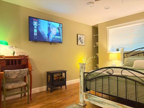 Bed, TV and multimedia, Bedroom