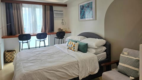 Bed, Seating area