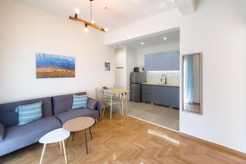 Photo of the whole room, Seating area