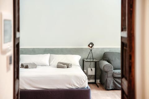 Bed, Living room, Photo of the whole room, Seating area, Bedroom