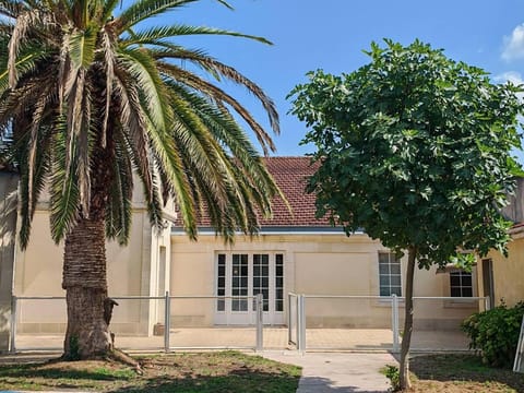 Property building, Day, Garden, Garden view