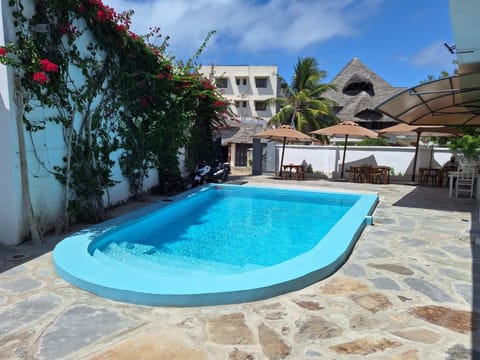 Day, Swimming pool