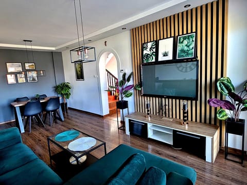 Communal lounge/ TV room, TV and multimedia, Living room, Seating area, Evening entertainment