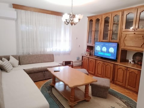 Communal lounge/ TV room, TV and multimedia, Living room, Seating area, Dining area