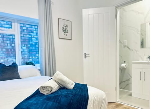 Shower, Bed, Bathroom, Photo of the whole room, Bedroom, group of guests, Parking, towels, wardrobe