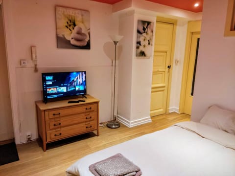 Bed, TV and multimedia, Bedroom