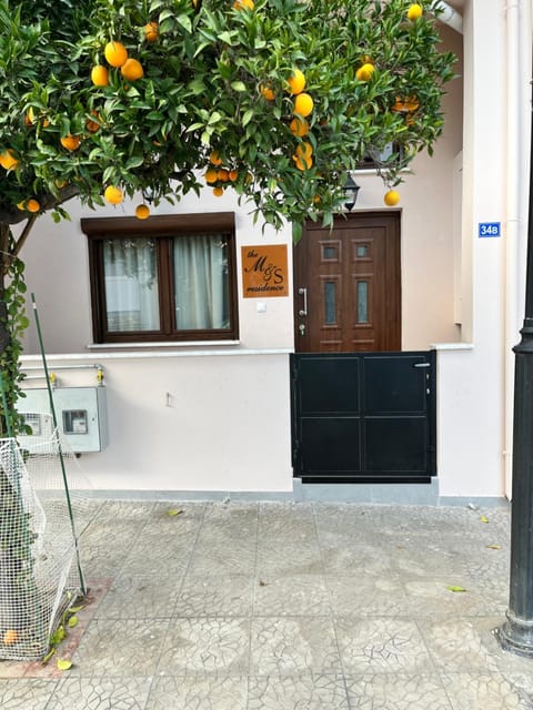 Property building, Facade/entrance, Day