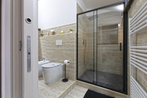 Shower, Toilet, Bathroom, towels