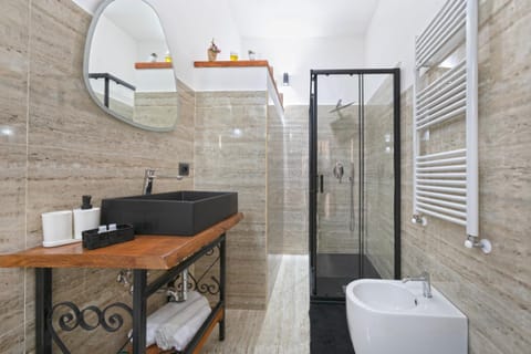 Shower, Toilet, Bathroom, towels