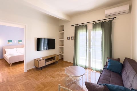 Photo of the whole room, Seating area