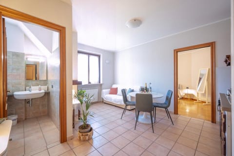 Bed, Bathroom, Living room, Photo of the whole room, Seating area, Dining area, Bedroom, towels