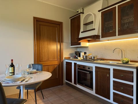 Coffee/tea facilities, Kitchen or kitchenette, Dining area, oven