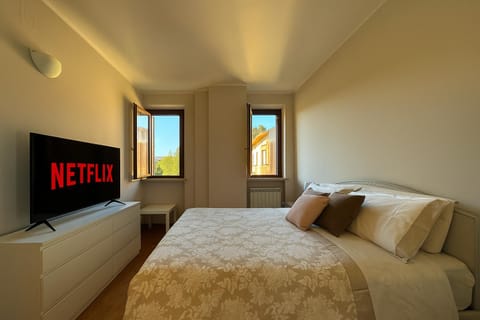 Bed, TV and multimedia, Photo of the whole room, Bedroom, Mountain view