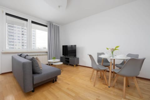 TV and multimedia, Living room, Seating area, Evening entertainment