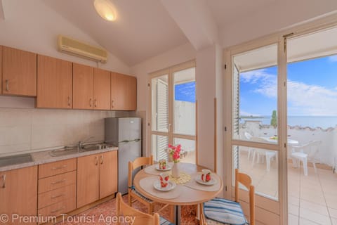 Balcony/Terrace, Kitchen or kitchenette, Dining area, Sea view, pet friendly, stove, air conditioner