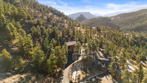Private Hilltop Panoramic Mountain View - Family House in Estes Park