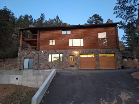 Private Hilltop Panoramic Mountain View - Family House in Estes Park