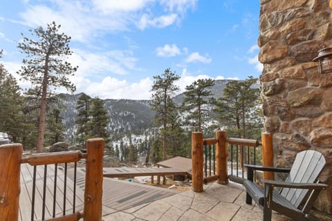 Private Hilltop Panoramic Mountain View - Family House in Estes Park