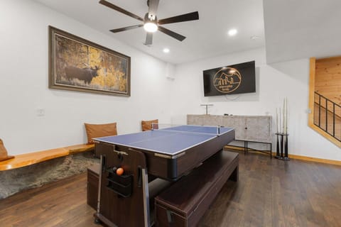 Private Hilltop Panoramic Mountain View - Family House in Estes Park