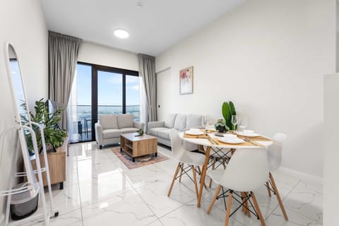 Free housekeeping visits during your stay - StayShort - Jebel Ali Sleeps 2 with a Beautiful Swimming Pool Apartment in Dubai