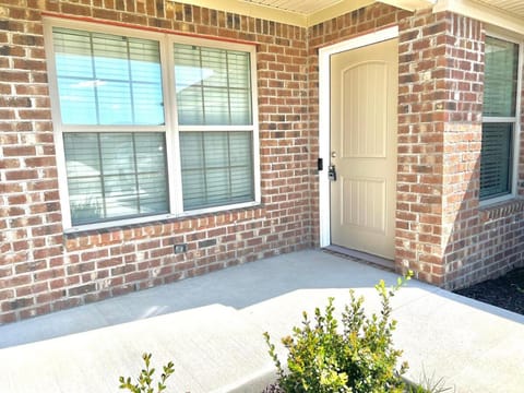 Modern 2bd 2ba - Near I75, No Steps, Free Wifi House in Richmond