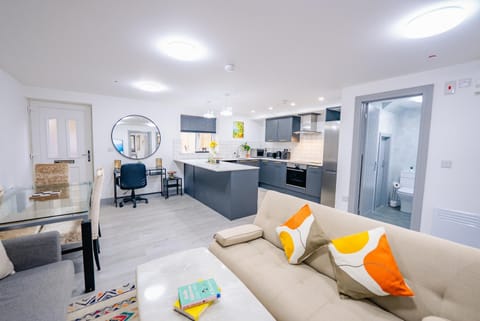 Kitchen or kitchenette, Living room, Seating area, Dining area, dishwasher, minibar, oven, pet friendly, stove