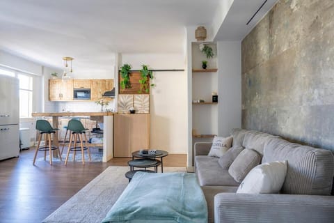 Kitchen or kitchenette, Living room, Seating area, Dining area
