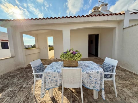 Property building, Patio, Balcony/Terrace, Dining area