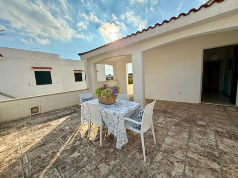 Property building, Patio, Balcony/Terrace