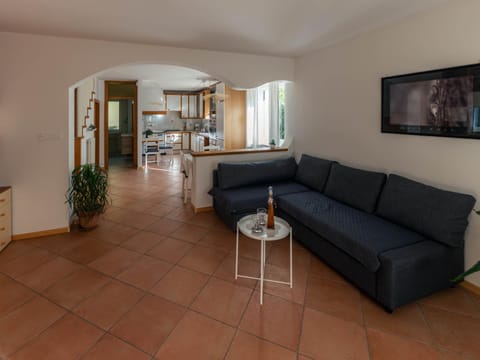 Day, TV and multimedia, Living room, Seating area